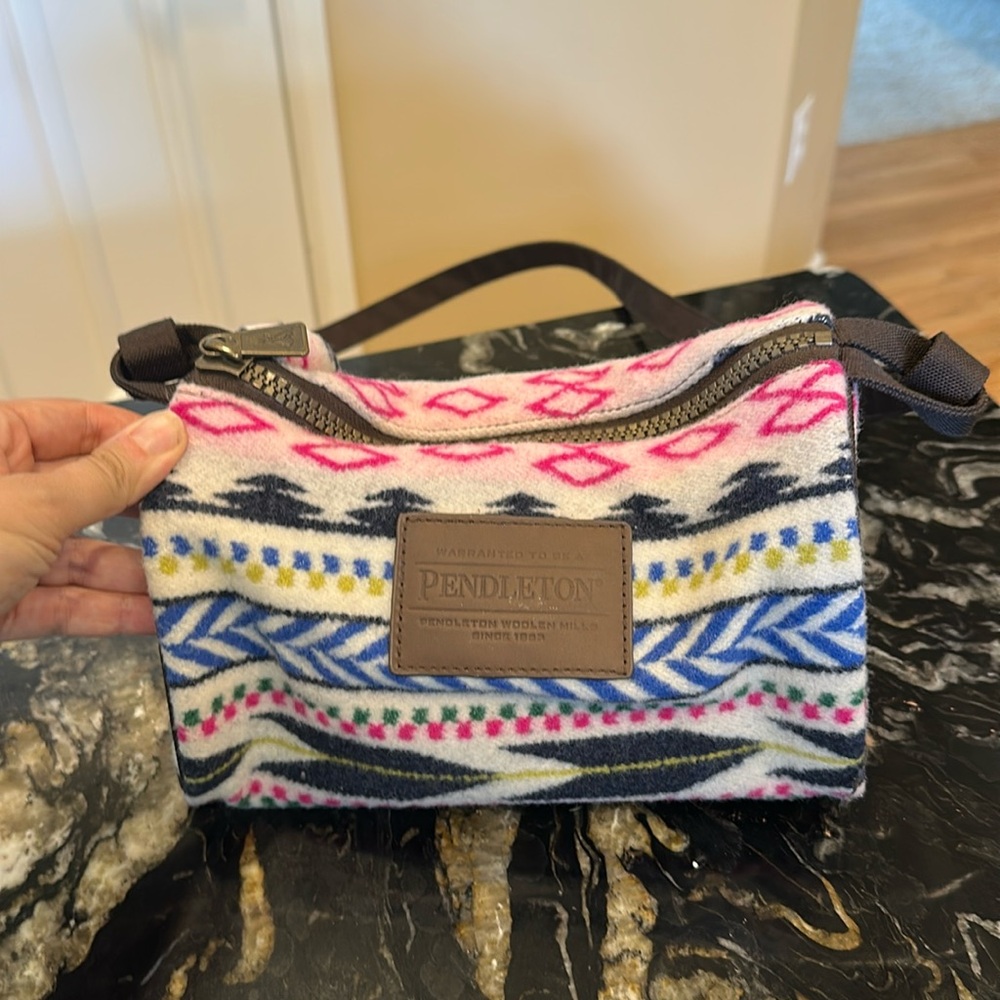 Pendleton Woolen Mills Womens Red Shoulder Bag